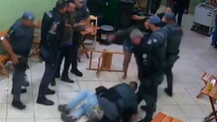Jovem é agredido por policiais em bar no interior de São Paulo (Reprodução)